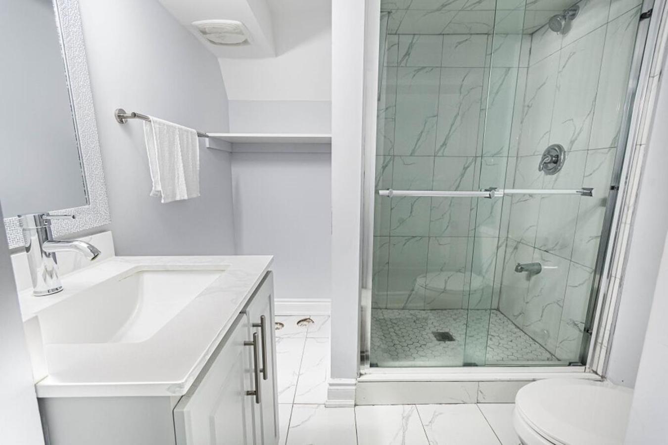 Garden 2 Bedroom Apt - Free Parking Wifi Laundry Workstation Брамптън Екстериор снимка